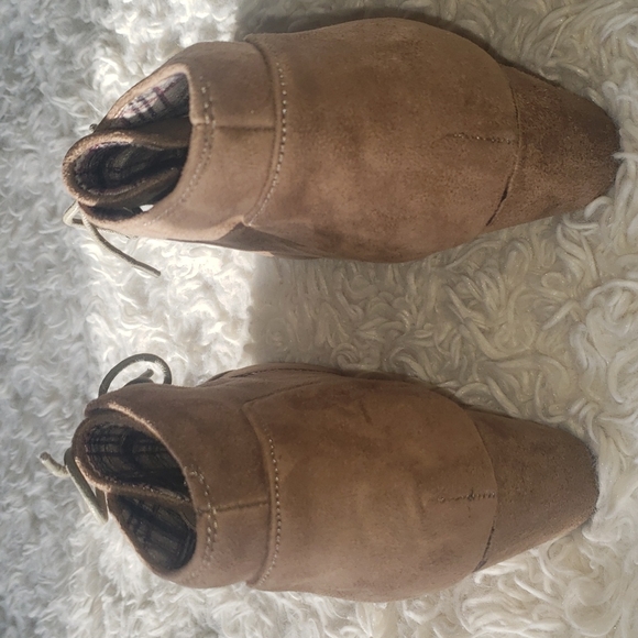 Forever Patricia Lace Up Taupe Wedge Boot 7 1/2 NWOB - Picture 6 of 9